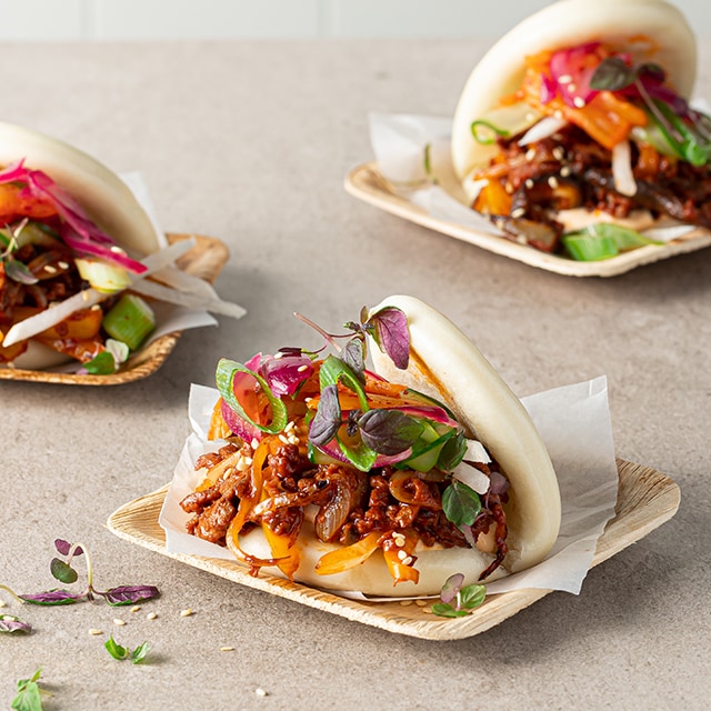 Bao Bun met pittige Koreaanse runderstukjes, kimchi en lente-ui